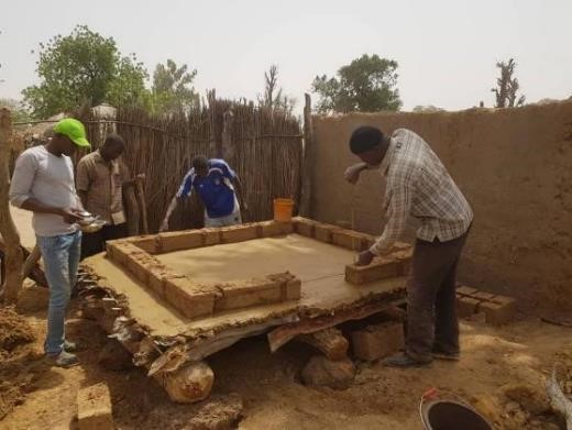 Construction Premier Compartiment Sous L’œil Apprenant Des Bénéficiaires