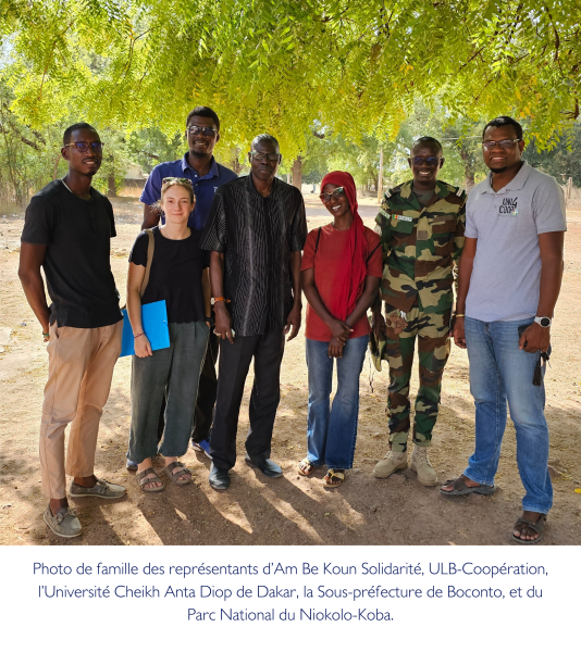 Photo De Famille Des Représentants D’am Be Koun Solidarité, Ulb Coopération, L’université Cheikh Anta Diop De Dakar, La Sous Préfecture De Boconto, Et Du Parc National Du Niokolo Koba.